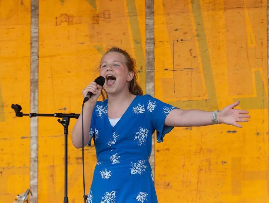 Violet Freann performing on stage in The Wizard of Oz